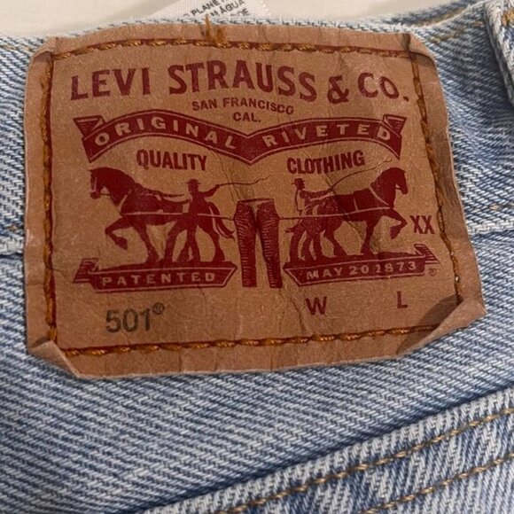 Levi’s 501 High Rise Distressed Cutoff Denim Shorts Light Wash Raw Hem W33 - Picture 7 of 12